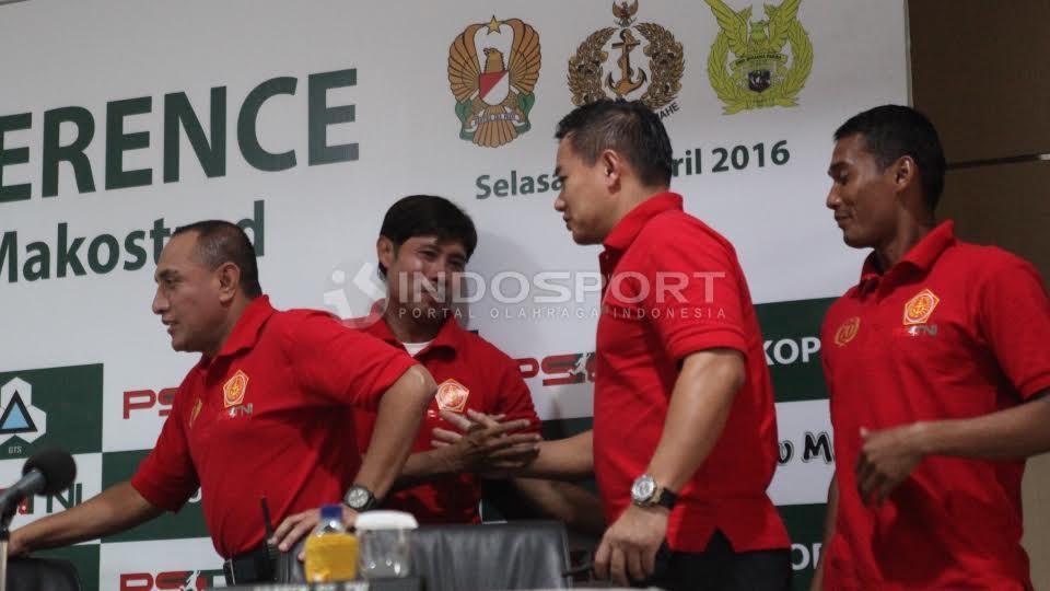 Pelatih Eduard Tjong dan kapten legimin Raharjo menyambut kedatangan Presdir PS TNI Edy Rahmayadi (kiri).